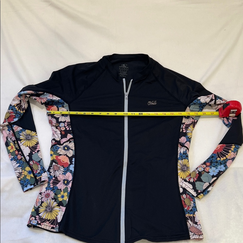 O'Neill women’s Black Rash Guard full zip with Floral Print Sleeves Sz XL